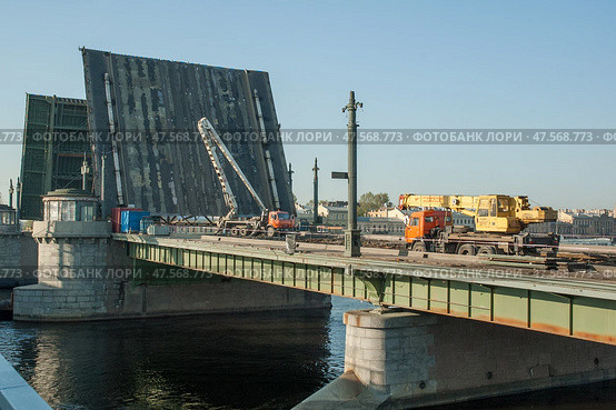 Санкт-Петербург. Реконструкция первого металлического моста через Неву. Вид на Благовещенский мост во время начального этапа в 2006 году демонтажа старых балочных пролетов и их замены на арочные. Редакционное фото, фотограф Александр Алексеев / Фотобанк Лори