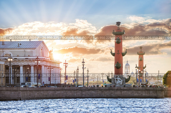 Санкт-Петербург. Ростральные колонны и закат. Rostral columns and sunset (2017 год). Редакционное фото, фотограф Baturina Yuliya / Фотобанк Лори