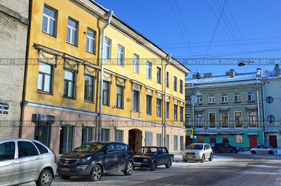 Санкт-Петербург, улица Гангутская в солнечный зимний день. Дом Капушкина, 1843 год постройки (2018 год). Редакционное фото, фотограф Овчинникова Ирина / Фотобанк Лори