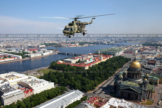 Санкт-Петербург. Вертолет Ми-8 во время показательного полета над городом. Стоковое фото, фотограф Петр Ковалев / ТАСС / Фотобанк Лори