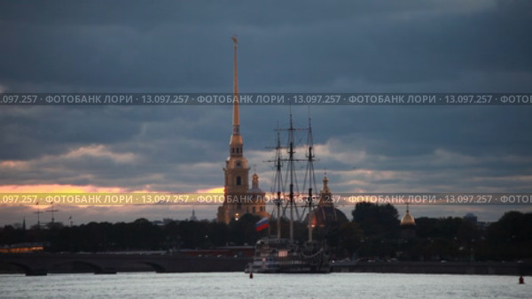 Санкт-Петербург. Вид на ресторан "Благодать" и Петропавловскую крепость (2015 год). Стоковое видео, видеограф Литвяк Игорь / Фотобанк Лори