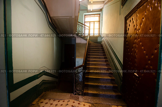 Санкт-петербургская парадная. Лестница в доходном доме. Стоковое фото, фотограф Яковлев Сергей / Фотобанк Лори
