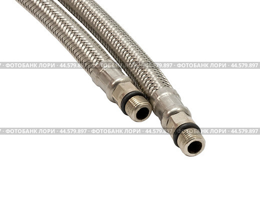 Сантехнический шланг в металлической оплетке для воды на белом фоне. Plumbing hose in a metal braid for water. Стоковое фото, фотограф Татьяна Д / Фотобанк Лори