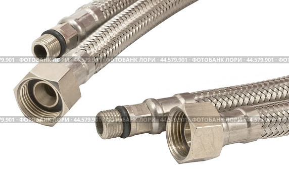 Сантехнический шланг в металлической оплетке для воды на белом фоне. Plumbing hose in a metal braid for water. Стоковое фото, фотограф Татьяна Д / Фотобанк Лори