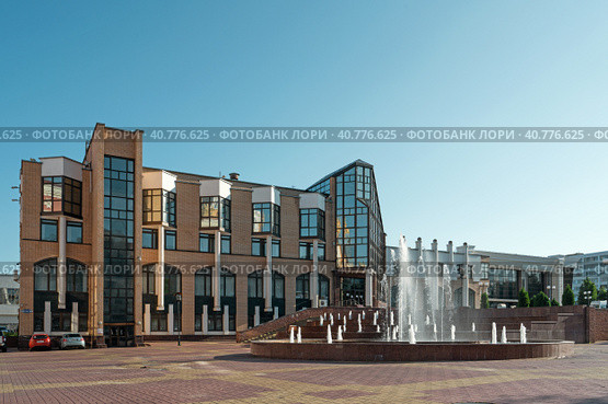 SARANSK, RUSSIA - JUNE 4, 2023: View of the fountains and the Interregional Industrial and Construction Bank in the center of Saransk. Редакционное фото, фотограф Оксана Медведева / Фотобанк Лори