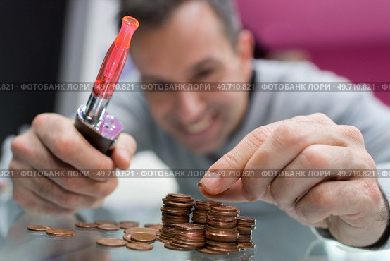 saving money by quiting smoking and start vaping. Стоковое фото, агентство Ingram Publishing / Фотобанк Лори