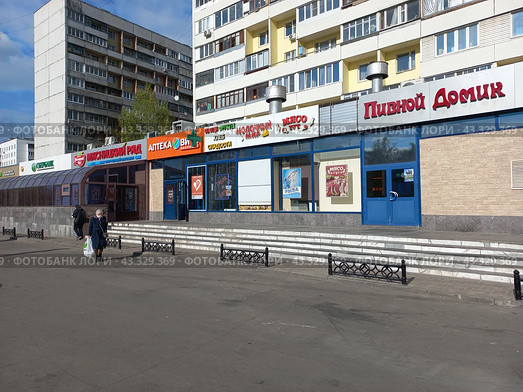 Сбербанк России. Магазин "Мясницкий ряд". Аптека "Вита экспресс". Пивной домик. Хабаровская улица, 8. Район Гольяново. Город Москва (2023 год). Редакционное фото, фотограф lana1501 / Фотобанк Лори