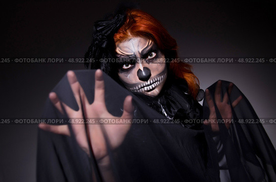 Scary monster in dark room. Стоковое фото, агентство Ingram Publishing / Фотобанк Лори