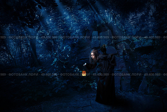 Scary witch in night forest with raven version. Стоковое фото, агентство Ingram Publishing / Фотобанк Лори