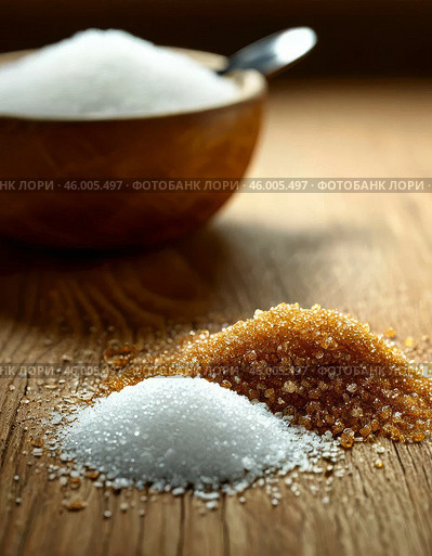 Scattered white and brown granulated sugar on wooden kitchen table. Стоковое AI-изображение, AI-художник Сергей Елизарьев / Фотобанк Лори