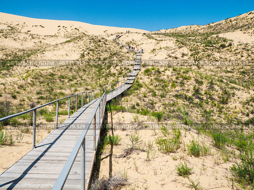 Scenic path to the Sarykum barkhan. Sand mountain in the Caucasus. Dagestan (2021 год). Редакционное фото, фотограф Саблин Станислав / Фотобанк Лори