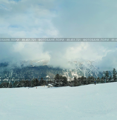 Scenic view of ski slope in Pirin mountains above the clouds. Стоковое фото, агентство Ingram Publishing / Фотобанк Лори