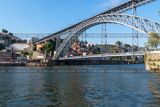 Scenic view of the bridge Dom Luis I Bridge from Vila Nova de Gaia. The river Douro, Porto, Portugal on the summer sunny day. (2018 год). Стоковое фото, фотограф Вера Федорова / Фотобанк Лори