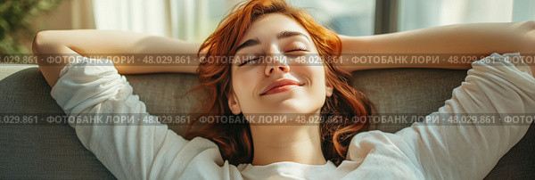 Счастье и покой на уютном диване. Стоковое AI-изображение, AI-художник Александр Жуков / Фотобанк Лори