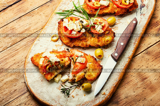 Schnitzel, breaded and fried thin layer of meat. Austrian dish, schnitzel.. Pork schnitzel with olives. Стоковое фото, агентство Ingram Publishing / Фотобанк Лори