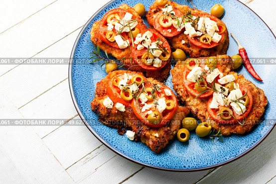 Schnitzel, breaded and fried thin layer of meat. Austrian dish, schnitzel.. Pork schnitzel with olives. Стоковое фото, агентство Ingram Publishing / Фотобанк Лори