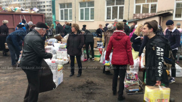 School children with parents collect wastepaper on school yard at morning. Quarterly waste paper collection in primary Russian school (2019 год). Редакционное видео, видеограф Кекяляйнен Андрей / Фотобанк Лори