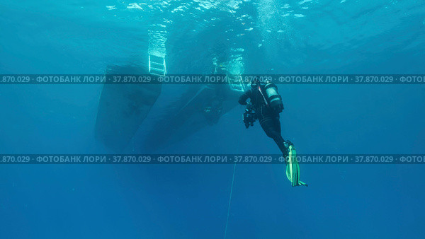 Scuba diver swim towards diving boat in blue water. Mediterranean Sea, Cyprus. Стоковое фото, фотограф Некрасов Андрей / Фотобанк Лори