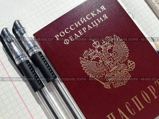 Сдача ЕГЭ и ОГЭ по математике: паспорт, две черные гелиевые ручки, линейка, карандаш на тетради в клетку. Стоковое фото, фотограф Ольга Дерябина / Фотобанк Лори