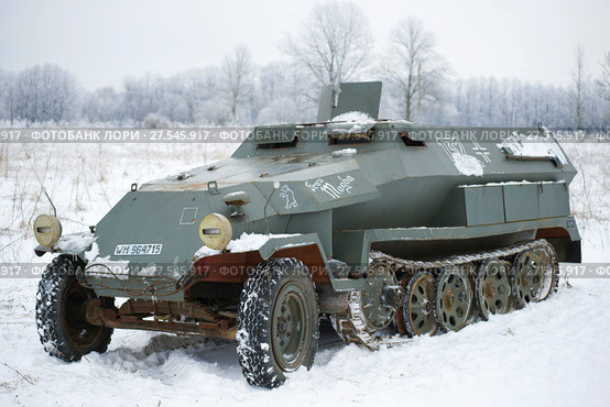 SdKfz 251, Sonderkraftfahrzeug 251 — германский средний полугусеничный бронетранспортёр периода Второй мировой войны крупным планом зимним днем (2018 год). Редакционное фото, фотограф Виктор Карасев / Фотобанк Лори