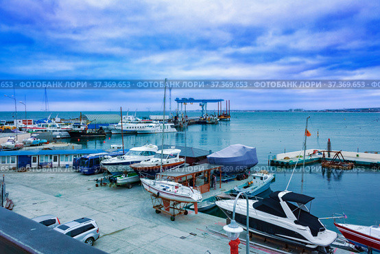 Sea berth in winter in cloudy weather in the evening (2014 год). Редакционное фото, фотограф Владимир Ушаров / Фотобанк Лори