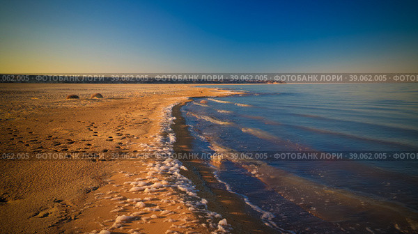Sea foam at the beach of the Aral Sea near Aktumsuk cape at sunset, Karakalpakstan, Uzbekistan. Стоковое фото, фотограф Сергей Майоров / Фотобанк Лори