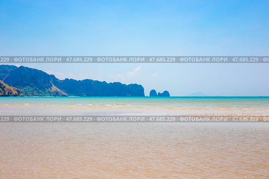 Sea rocky landscape. Nopparat Thara beach with rocks and clear water in Krabi province, Thailand. Travel and tourism. Стоковое фото, фотограф Коханова Наталья / Фотобанк Лори
