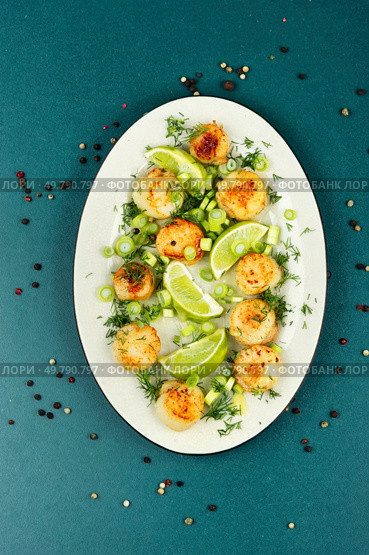 Sea scallop appetizer, fried scallops or grilled shellfish, healthy gourmet seafood. Top view.. Seasoning fried sea scallops. Стоковое фото, агентство Ingram Publishing / Фотобанк Лори