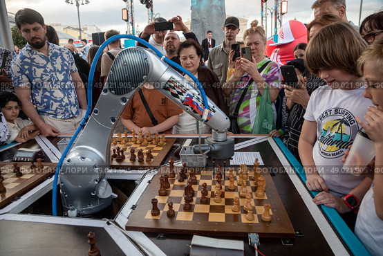 Сеанс одновременной игры в шахматы с роботом посетителей Ночи московского спорта на площади Революции в центре города Москвы, Россия. Редакционное фото, фотограф Николай Винокуров / Фотобанк Лори
