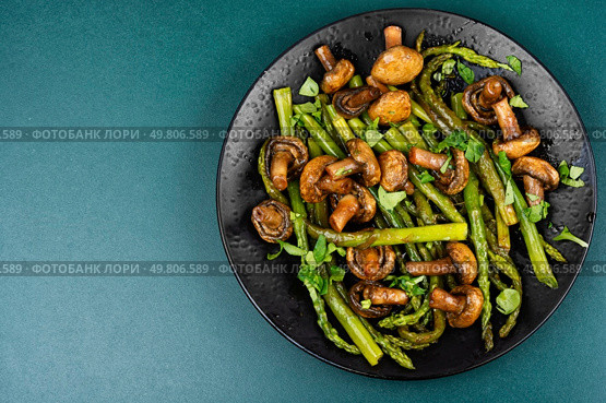 Seasonal dietary dish of fried green asparagus and champignon mushrooms. Gourmet cuisine, space for text.. Roasting Vegetables, Baked Asparagus. Стоковое фото, агентство Ingram Publishing / Фотобанк Лори