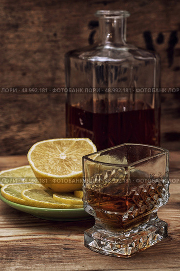 seasoned brandy into the glasses and decanter vintage style. Стоковое фото, агентство Ingram Publishing / Фотобанк Лори