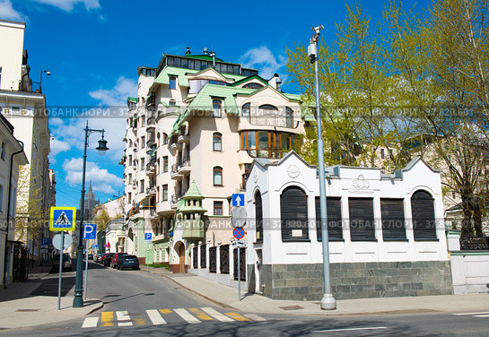 Сеченовский переулок, 2. Весенний солнечный день. Москва. Россия (2022 год). Редакционное фото, фотограф E. O. / Фотобанк Лори