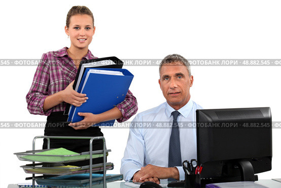secretary bringing folders to her boss. Стоковое фото, агентство Ingram Publishing / Фотобанк Лори