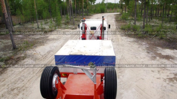 Седельный тягач Kenworth C500K перевозит экскаватор. A Kenworth C500K tractor truck carries an excavator. Стоковое видео, видеограф Евгений Романов / Фотобанк Лори