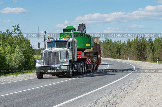 Седельный тягач Петербилт на трассе Сургут-Когалым летом. Peterbilt truck on Surgut-Kogalym highway in summer. (2015 год). Редакционное фото, фотограф Евгений Романов / Фотобанк Лори