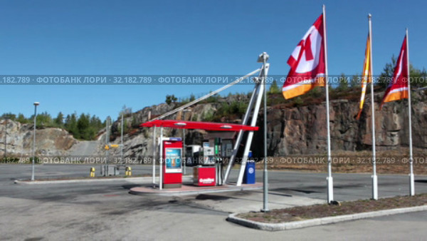 Self-service filling fuel station is on highway. Circle K is new brand of Statoil multinational chain of convenience stores and gas stations. Norway (2019 год). Редакционное видео, видеограф Кекяляйнен Андрей / Фотобанк Лори