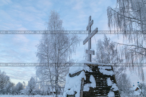 Село Домнино, Сусанинский район Костромской области.Сельский зимний пейзаж, морозные сумерки, крест (2022 год). Стоковое фото, фотограф Наталья Николаева / Фотобанк Лори