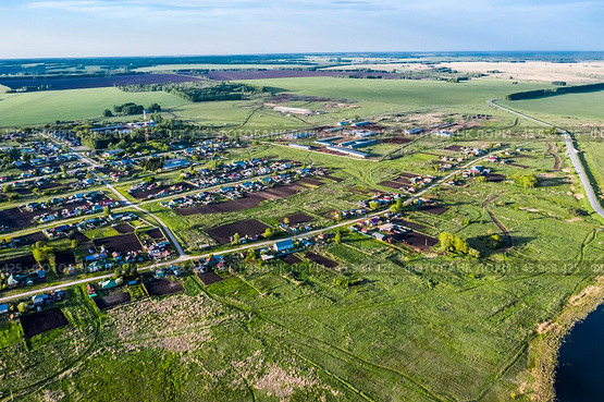 Село Карасёво  летом с высоты птичьего полёта. Черепановский район Новосибирской области, Западная Сибирь. (2024 год). Стоковое фото, фотограф Евгений Мухортов / Фотобанк Лори