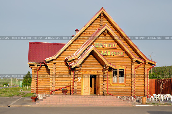 Село Сростки. Кафе "Печки - лавочки" на Чуйском тракте (2011 год). Редакционное фото, фотограф Александр Тараканов / Фотобанк Лори