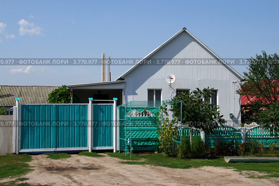 Сельский дом. Белгородская область, Грайворонский район, село Козинка (2012 год). Редакционное фото, фотограф Щеголева Ольга / Фотобанк Лори