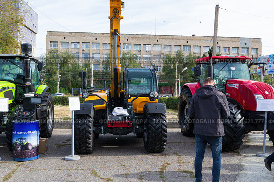 Сельскохозяйственный  телескопический погрузчик Dieci AGRI PLUS 40.7 для перегрузки и транспортировки сыпучих материалов. Волгоград, Выставочный центр Экспоцентр, Россия. Редакционное фото, фотограф Андрей Цыганков / Фотобанк Лори