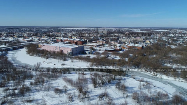 Съемка панорамы провинциального города с дрона. Шуя, март (2023 год). Стоковое видео, видеограф Евгений Ковалев / Фотобанк Лори