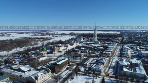 Съемка панорамы провинциального города с воздуха. Шуя, март (2023 год). Стоковое видео, видеограф Евгений Ковалев / Фотобанк Лори