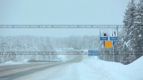 Семьсот метров до автозаправки и поворота в город Сегежа, Карелия. Трасса Кола. Стоковое видео, видеограф Кекяляйнен Андрей / Фотобанк Лори