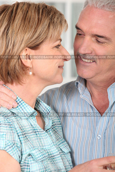 Senior couple embracing. Стоковое фото, агентство Ingram Publishing / Фотобанк Лори