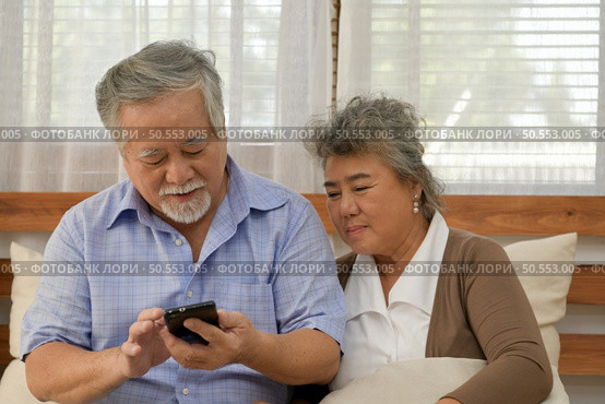 Senior couple that need to look after each other without children and grandchildren to attention. Стоковое фото, агентство Ingram Publishing / Фотобанк Лори