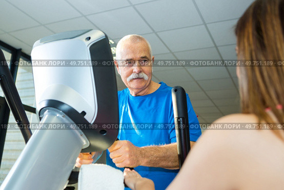senior exercising in gym. Стоковое фото, агентство Ingram Publishing / Фотобанк Лори