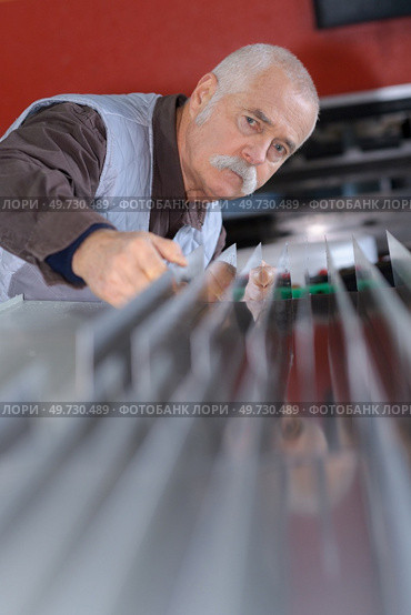 senior man factory employee at work. Стоковое фото, агентство Ingram Publishing / Фотобанк Лори