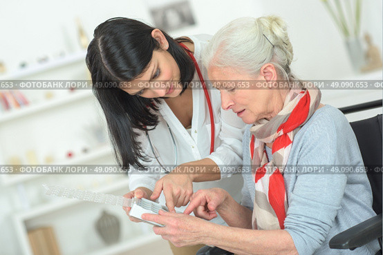 Senior woman organising her medication. Стоковое фото, агентство Ingram Publishing / Фотобанк Лори