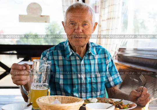 señor dines on the terrace restaurant in the afternoon. Стоковое фото, фотограф Татьяна Яцевич / Фотобанк Лори